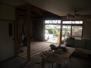 解体後、木工事を行います　２部屋を１８畳のＬＤＫに改装工事　鹿児島県霧島市Ｊ様邸