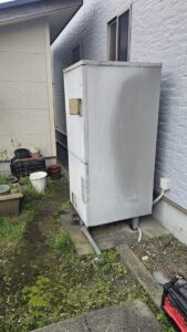 霧島市溝辺町K様邸 電気温水器からエコキュート取替えと浴室水栓取替工事【姶良市霧島市 リフォームニシキ】